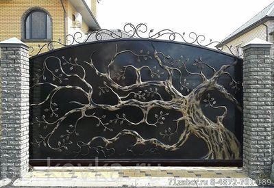 кованые ворота дерево