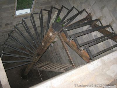 лестница поворотная полувитновая