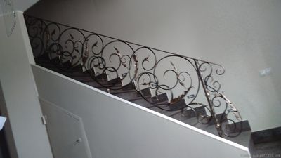 лестница с обшивкой и коваными пери