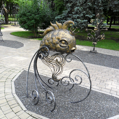 кованая скульптура золотая рыбка