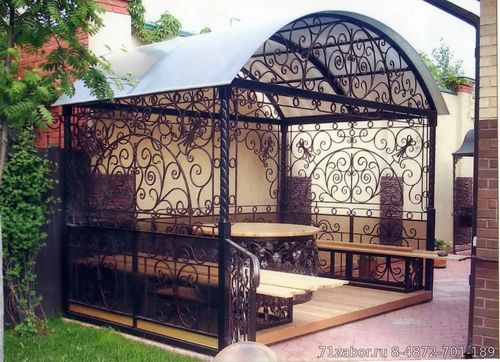 беседка садовая с коваными элементами