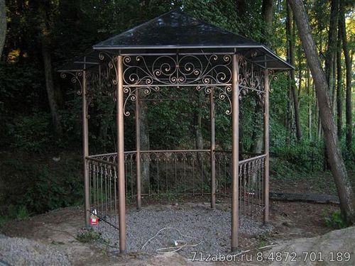 красивая садовая беседка из металла