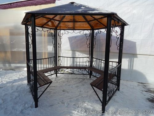 беседка с коваными элементами для дачи и сада красивая