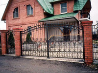 ворота распашные с элементами ковки