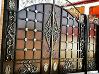 стальные кованые ворота закрытого типа