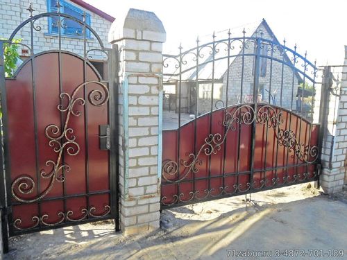 кованые ворота с металлическим листом