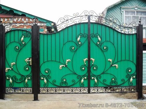 ворота распашные с элементами ковки