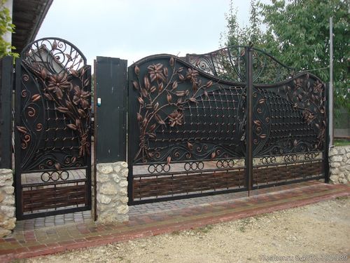 кованые металлические ворота распашные