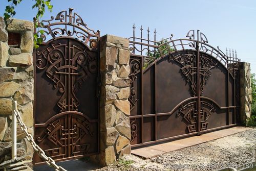 распашные кованые ворота с металлическим листом