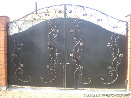 стальные кованые ворота закрытого типа